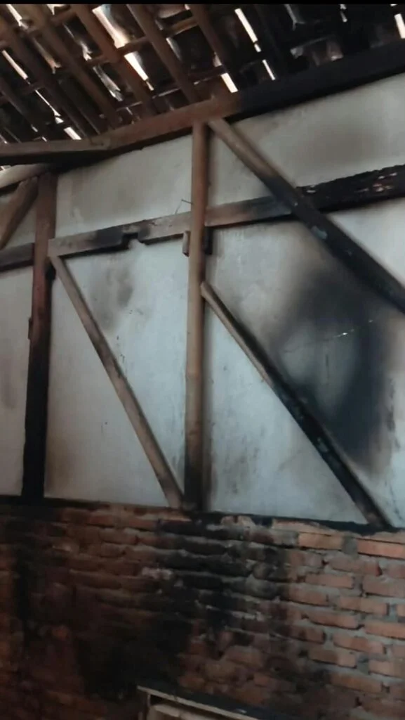 Lilin di Atas Lemari Plastik Picu Kebakaran Rumah Warga, Rumah Harapan Salurkan Bantuan