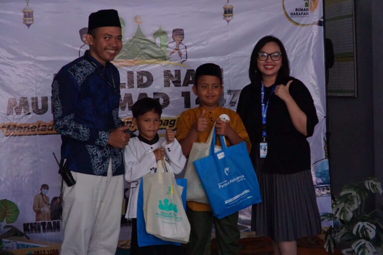 Rumah Harapan & Rs. Permata Keluarga Karawang Menggelar Khitanan Massal Gratis