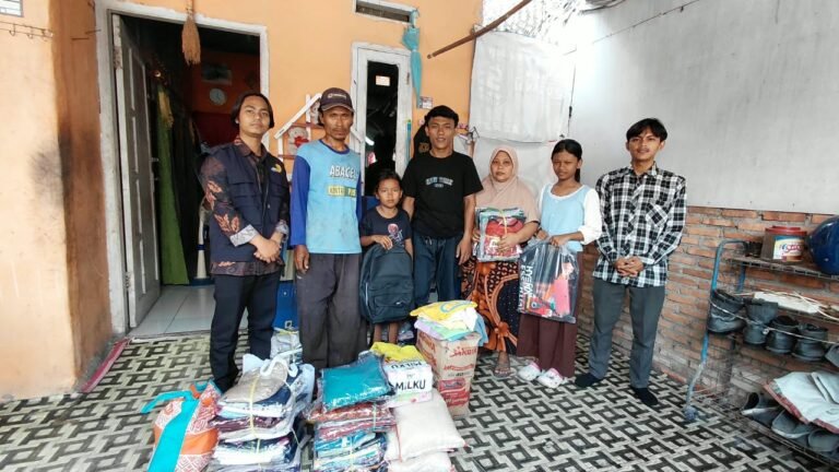 Lilin di Atas Lemari Plastik Picu Kebakaran Rumah Warga, Rumah Harapan Salurkan Bantuan