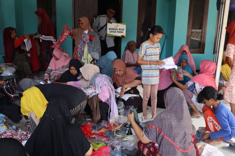Mengulurkan Tangan, Berbagi Hangat: Penyaluran Baju Layak Pakai bagi Warga Dusun Kawali, Karawang